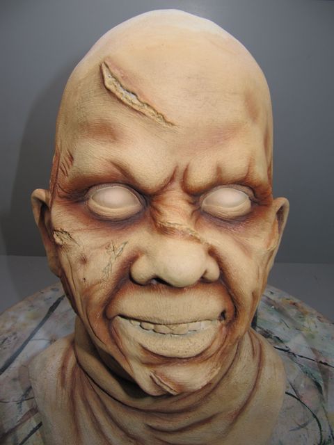 Buste peint du visage possédé de Regan aux yeux blancs et cicatrices