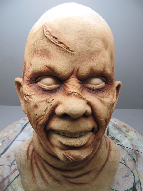 Buste sculpté du visage de Regan possédée aux yeux blancs et plaies cicatricielles