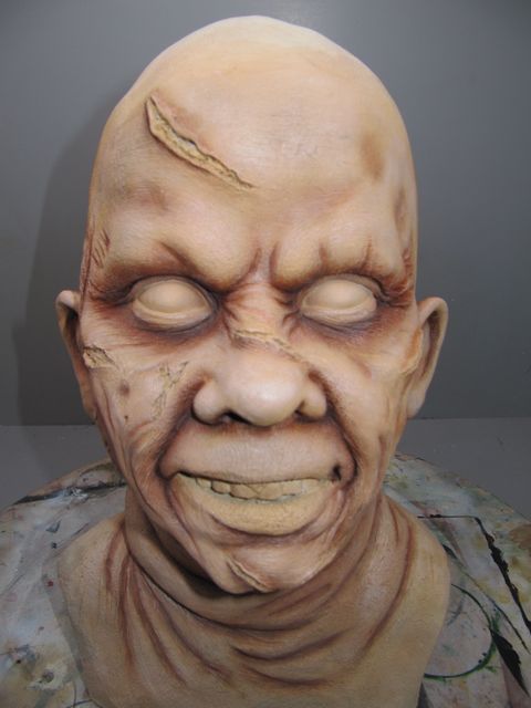 Buste de Regan possédée aux yeux blancs et au visage couvert de cicatrices
