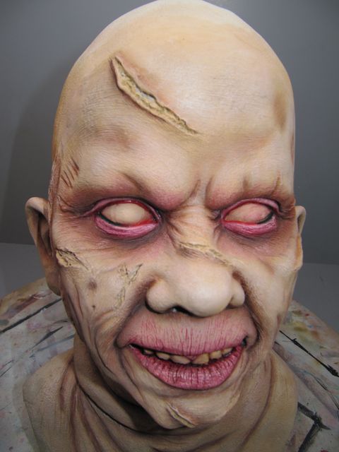 Buste peint du visage de Regan possédée, yeux blancs et cicatrices, maquette de L'Exorciste
