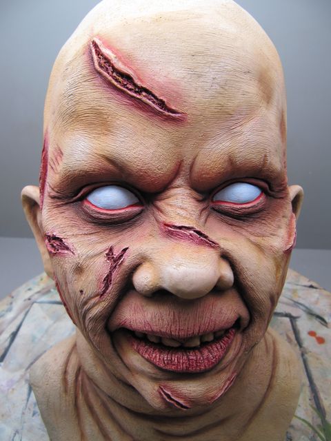 Buste de Regan possédée, visage peint avec plaies et yeux blancs, inspiré de L'Exorciste