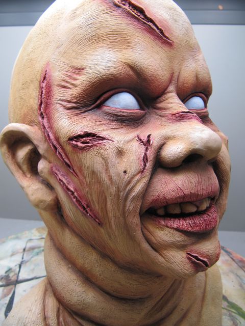 Buste maquette du visage de Regan possédée, peau scarifiée et yeux blancs révulsés