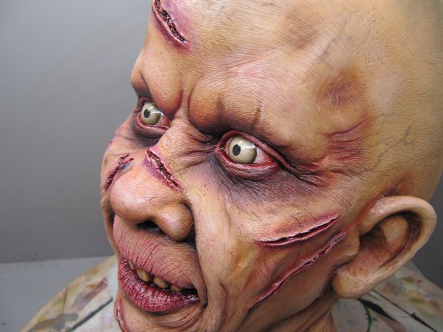 Buste de Regan possédée au visage scarifié et peint, détail des yeux et blessures