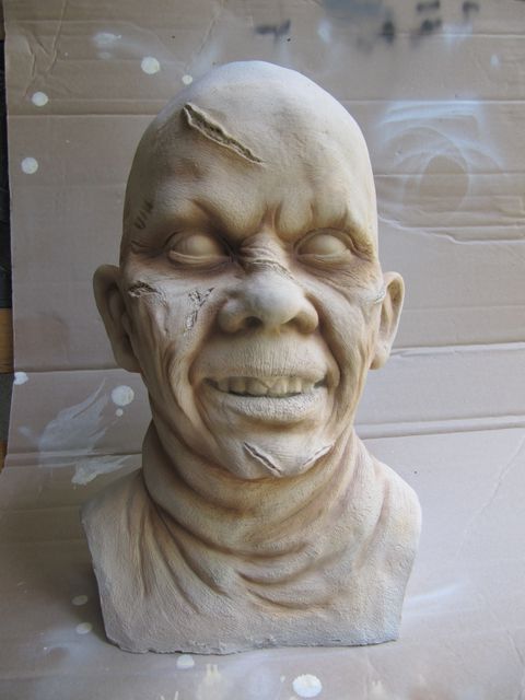 Buste de Regan possédée sculpté, peau ridée et yeux blancs, première couche de peinture claire