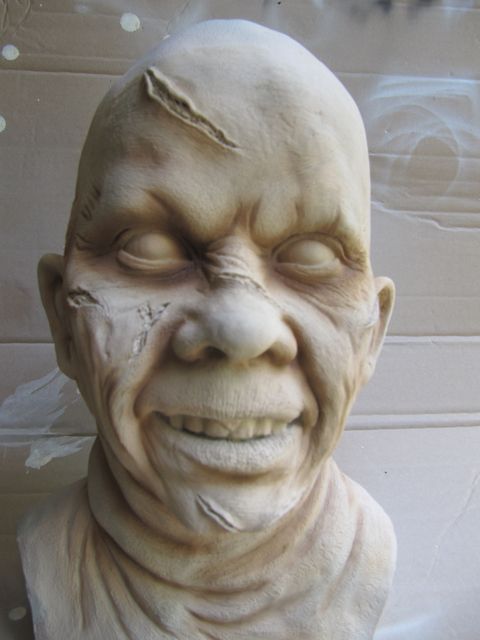 Buste sculpté du visage de Regan possédée avec cicatrices, yeux blancs et rictus inquiétant