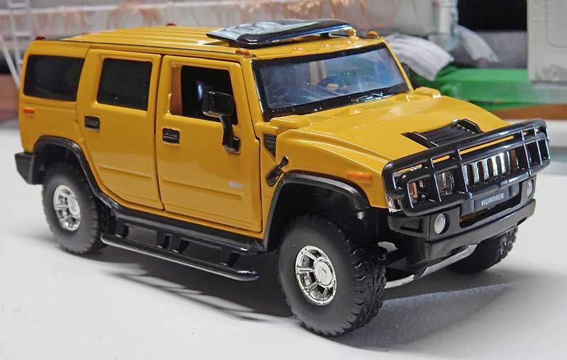 Maquette de Hummer H2 jaune avec pare-buffle chromé vue de trois quarts avant