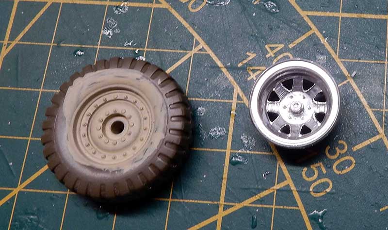 Pneu et jante de maquette peints sur tapis de découpe vert pour véhicule Resident Evil Extinction