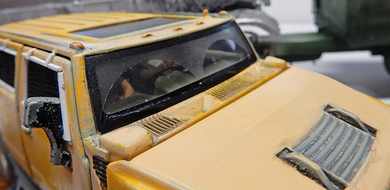 Maquette de Hummer jaune vieilli avec pare-brise et capot détaillés, ambiance désertique de Resident Evil Extinction