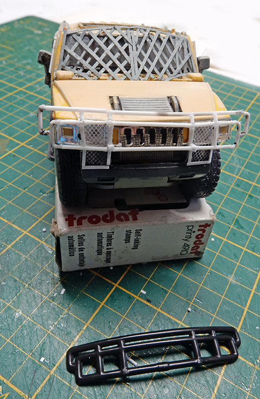 Maquette de Hummer jaune avec pare-buffle et grille de protection sur tapis de découpe