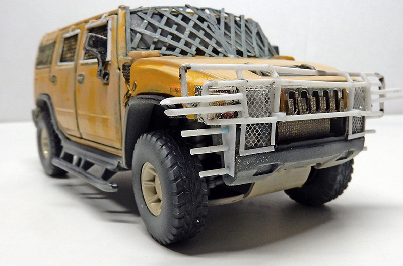 Maquette de Hummer jaune vieilli avec pare-buffle blanc et grille de protection sur le toit