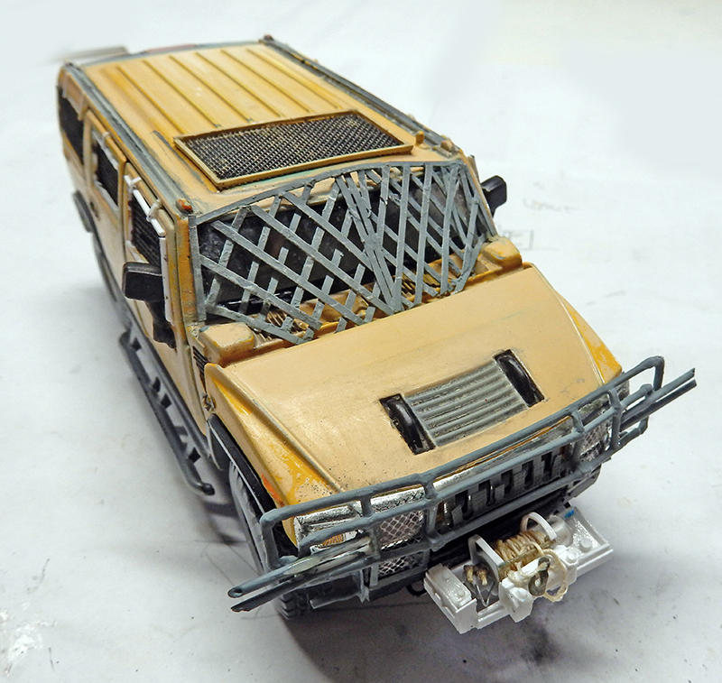 Maquette de véhicule tout-terrain jaune blindé avec grilles de protection et treuil avant