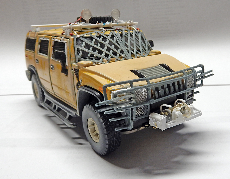 Maquette de Hummer H2 jaune patiné avec pare-buffle, treuil et galerie de toit blindée