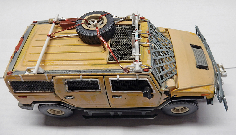 Maquette de Hummer jaune sable vu de dessus avec roue de secours et grilles antivol sur le toit