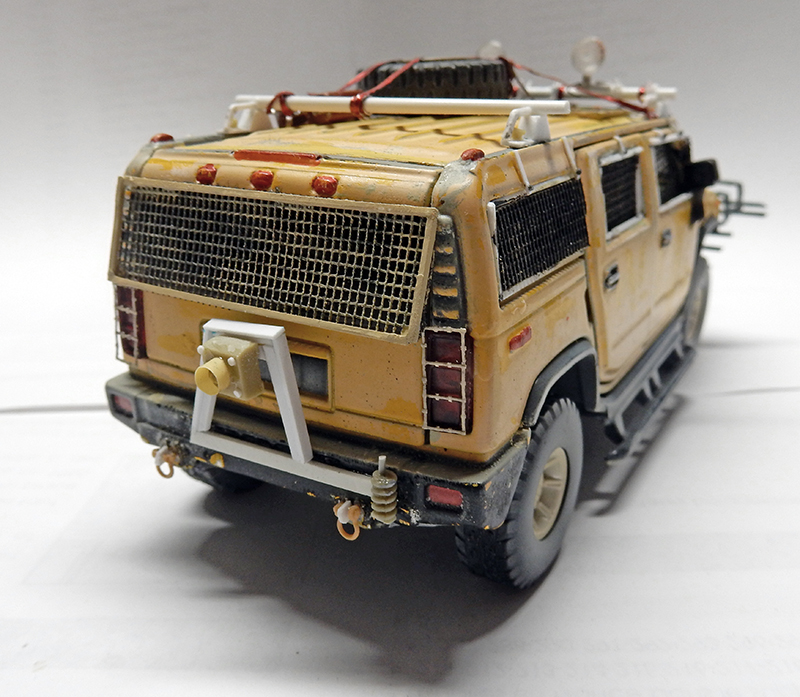 Maquette de Hummer jaune vue arrière avec grilles de protection et galerie de toit chargée