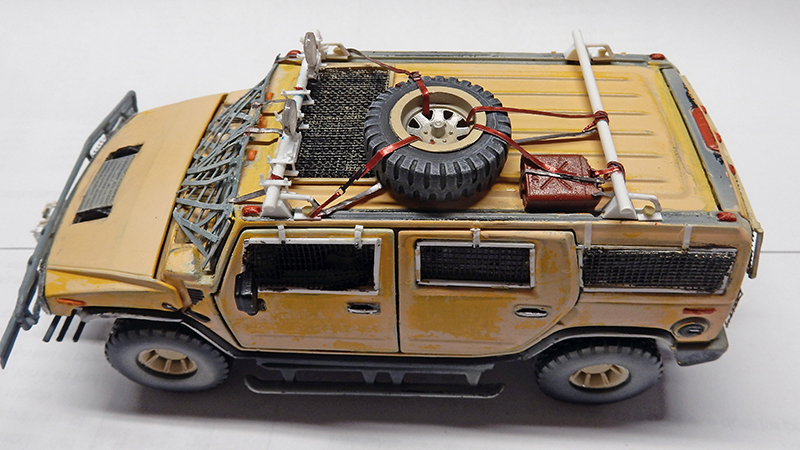 Maquette de Hummer jaune vieilli avec roue de secours et grilles sur les vitres