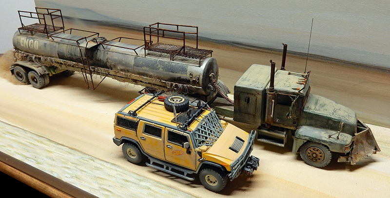Diorama désertique avec camion-citerne rouillé et Hummer jaune blindé du convoi
