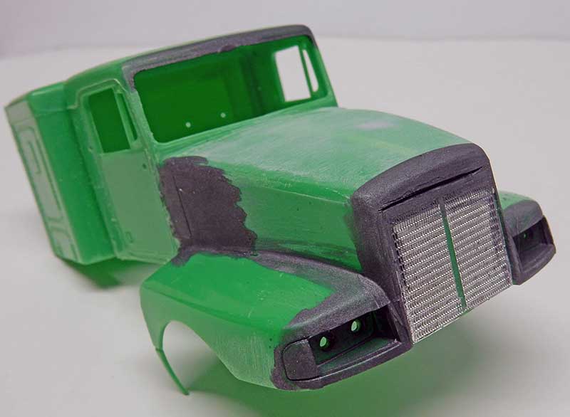 Carrosserie de camion maquette peinte en vert avec apprêt gris et calandre chromée