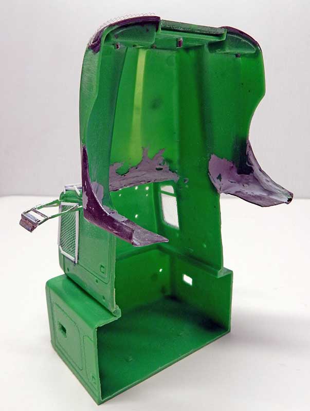 Cabine de camion verte en maquette avec mastic de remplissage appliqué sur les joints