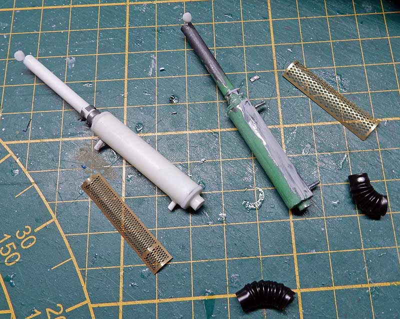 Deux pièces cylindriques de maquette avec photodécoupe en laiton et soufflets sur tapis de découpe