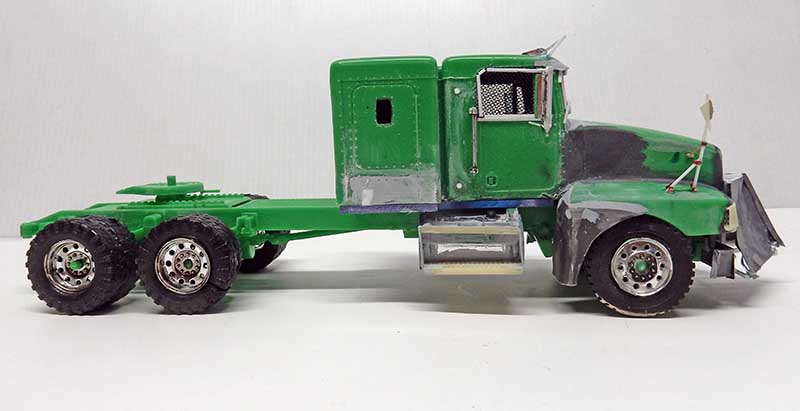 Maquette de camion tracteur vert vue de profil avec cabine couchette en cours de montage