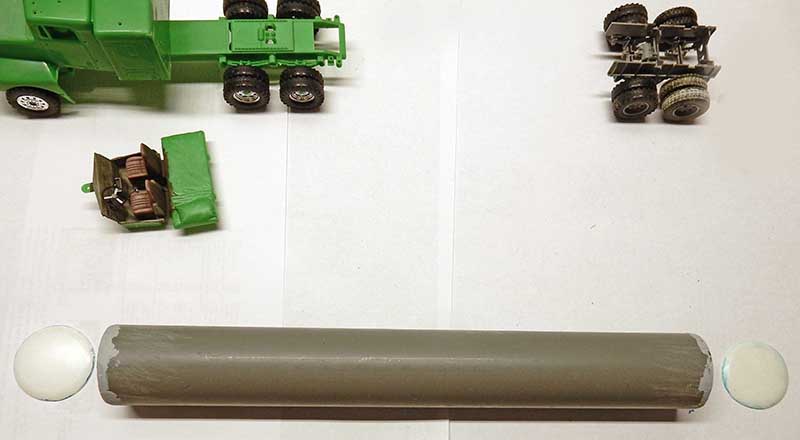 Pièces de maquette de camion-citerne vert avec citerne grise en cours d'assemblage