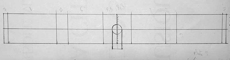 Croquis au crayon d'un plan technique allongé avec mesures numérotées et détail circulaire central