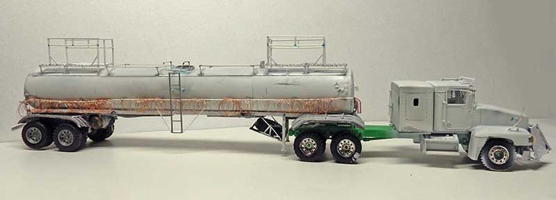 Maquette de camion-citerne avec sa remorque vieillie présentant des traces de rouille, vue de profil
