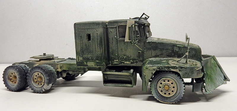 Maquette de camion semi-remorque vert patiné et vieilli, vue de profil avec lame frontale