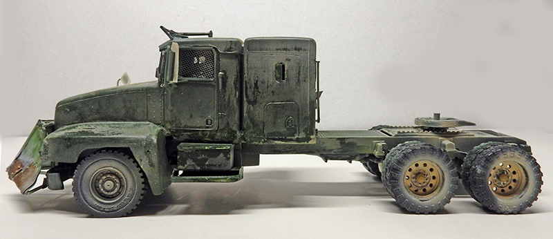 Maquette de camion tracteur militaire vieilli vu de profil avec lame chasse-neige