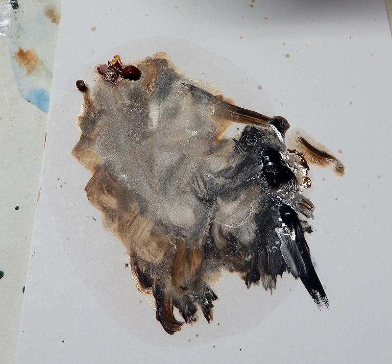 Mélange de peintures grises brunes et noires sur palette papier pour patine de maquette