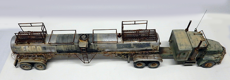 Maquette de camion-citerne militaire vieilli avec remorque cuve et cages grillagées, style post-apocalyptique