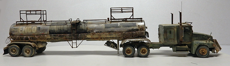 Maquette de camion-citerne Enco usé et rouillé tractant une remorque, vue latérale