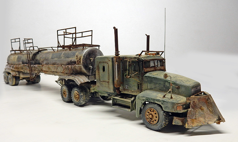 Maquette de camion-citerne post-apocalyptique rouillé avec lame frontale, façon Resident Evil Extinction