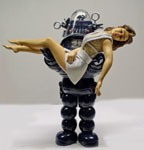 Maquette de Robby le robot portant dans ses bras une jeune femme évanouie