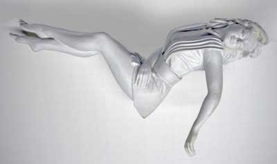 Figurine de femme en maillot rayé bras tendus, peinte en blanc avant montage