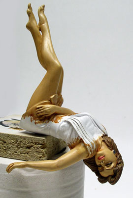 Figurine peinte d'une jeune femme allongée sur le dos, jambes levées