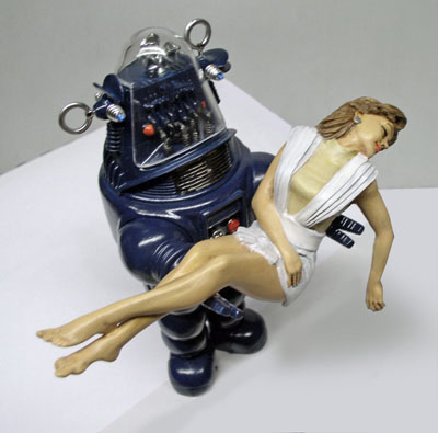 Maquette peinte de Robby le robot portant dans ses bras une jeune femme évanouie