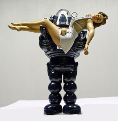 Maquette de Robby le robot portant une jeune femme évanouie dans ses bras