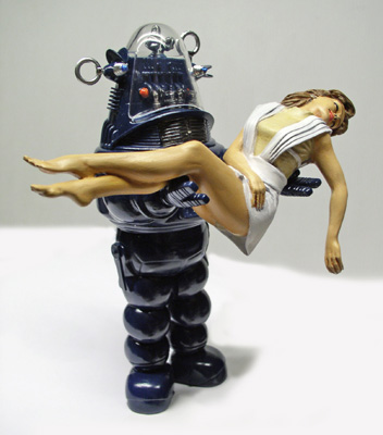 Maquette peinte de Robby le robot portant dans ses bras une jeune femme évanouie