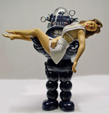 Maquette de Robby le robot portant dans ses bras une jeune femme évanouie
