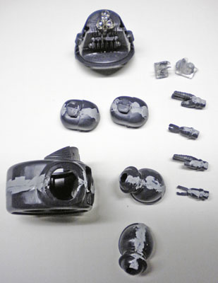 Pièces de la maquette de Robby le robot en cours d'assemblage, tête et composants peints en gris