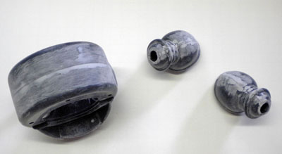 Pièces de maquette du robot Robby peintes en gris métallisé posées sur fond blanc