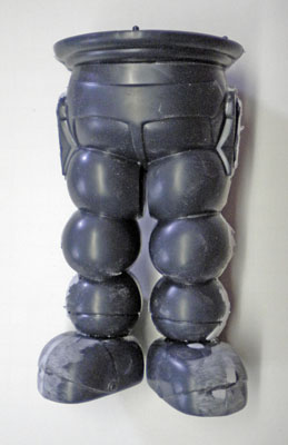 Maquette des jambes et du bassin de Robby le robot en cours d'assemblage