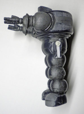 Maquette en cours du bras articulé de Robby le robot avec pince mécanique