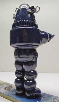 Maquette de Robby le robot peinte en bleu nuit brillant, vue de profil