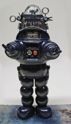 Maquette du robot Robby vu de face, corps bleu foncé brillant, tête en dôme transparent