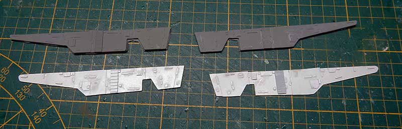 Pièces de coque du Rodger Young en cours de peinture grise sur tapis de découpe vert