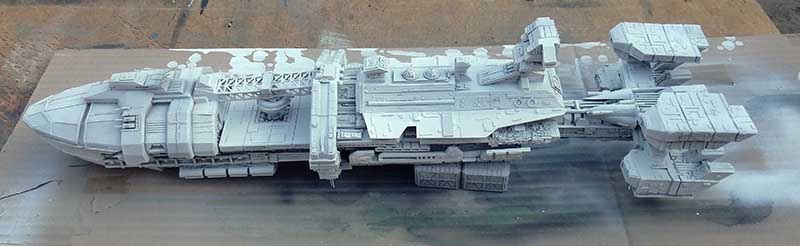 Maquette du vaisseau spatial Rodger Young en apprêt gris, vue latérale détaillant la coque