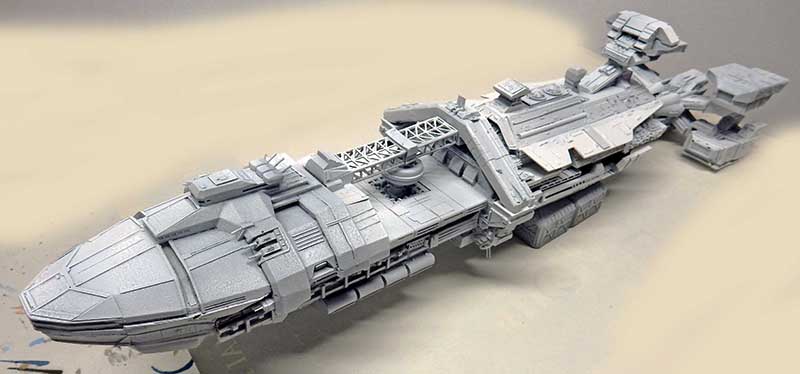 Maquette du vaisseau spatial Rodger Young en apprêt gris, vue latérale détaillée avant peinture