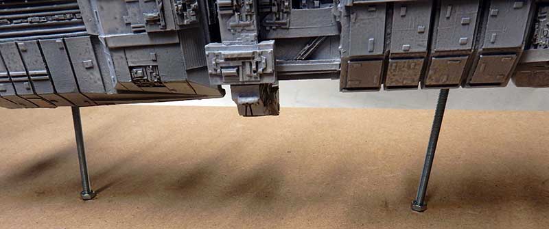 Détail de la coque inférieure de la maquette du Rodger Young montée sur tiges filetées